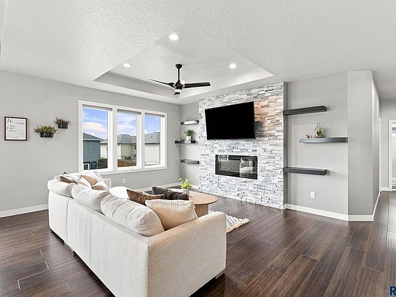 4th image of 4220 N Astoria Dr