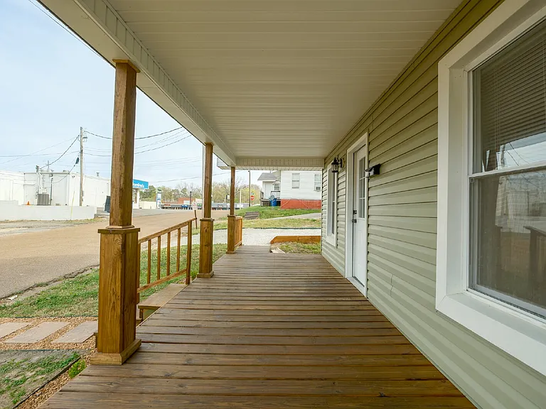 204 Oakland St — Photo 3