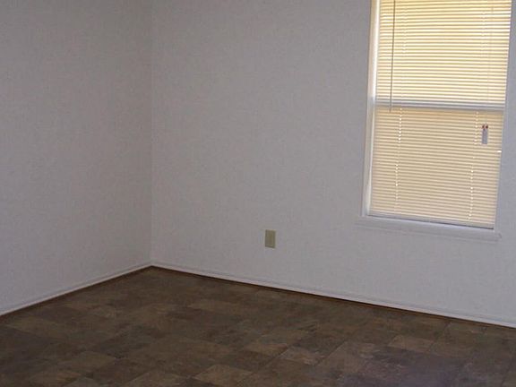 5th image of 400 Pearlwood Dr
