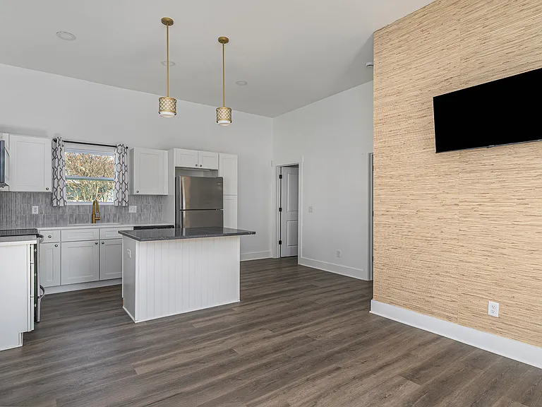 637 E Anderson St — Photo 3