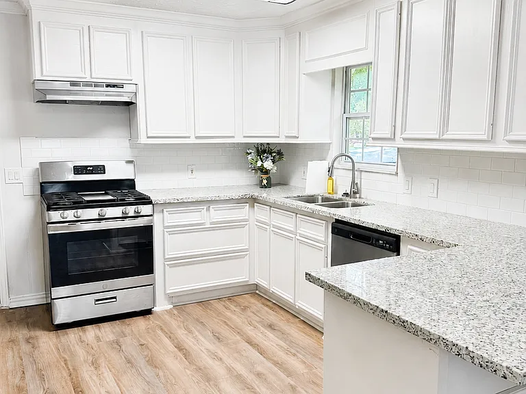 230 N Holly Ave — Photo 2
