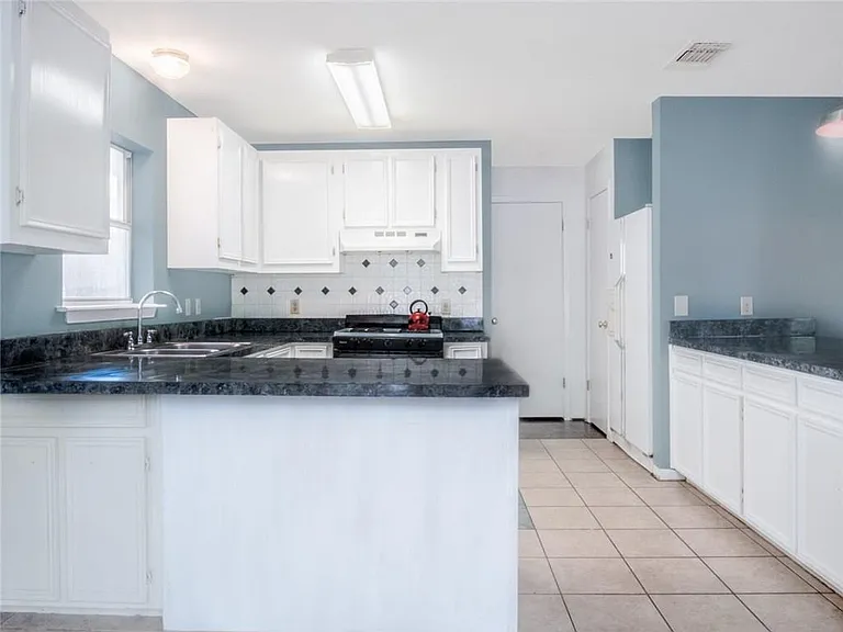 1107 Delano St — Photo 2