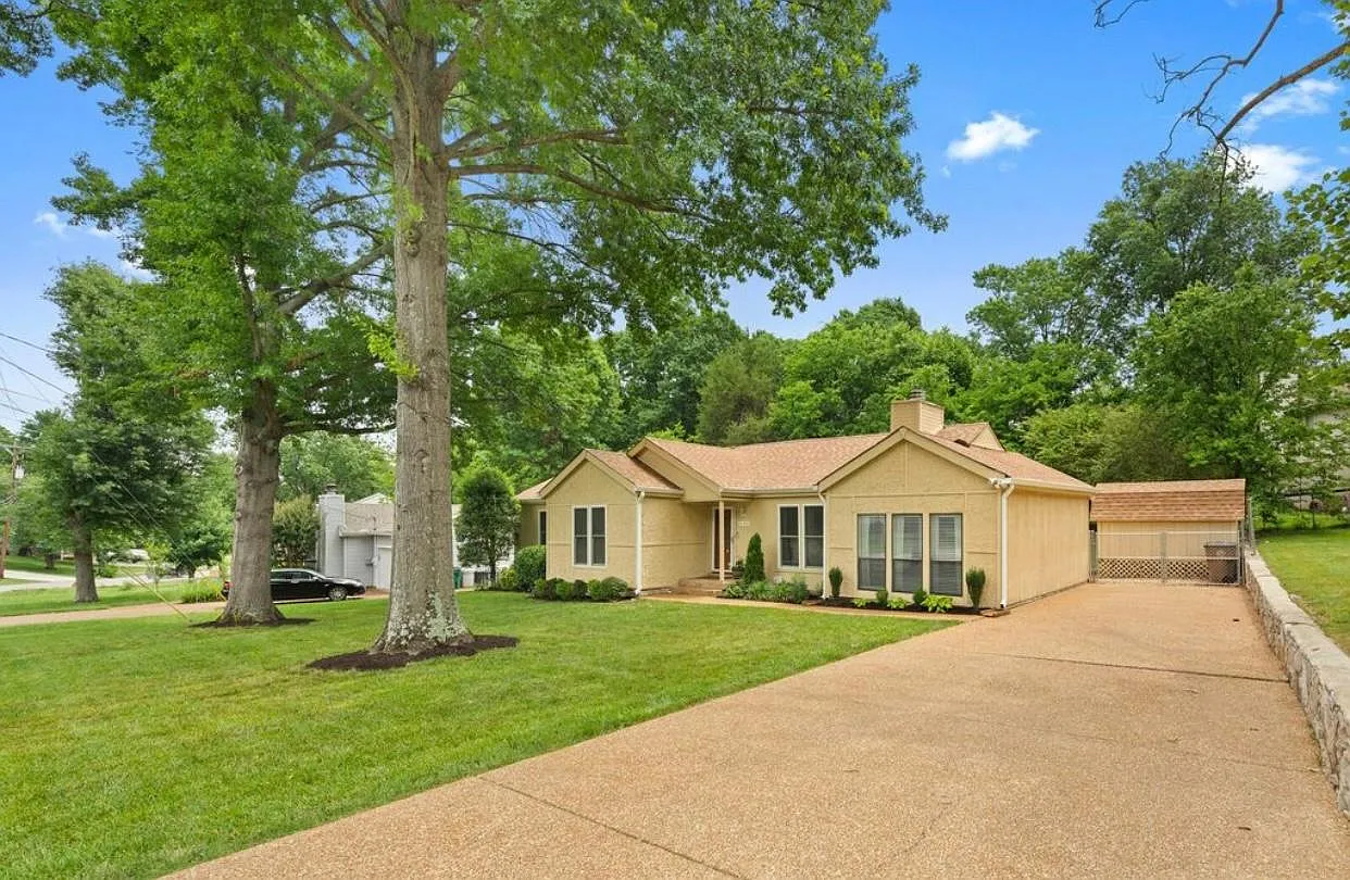 428 Cedarmont Dr — Photo 1