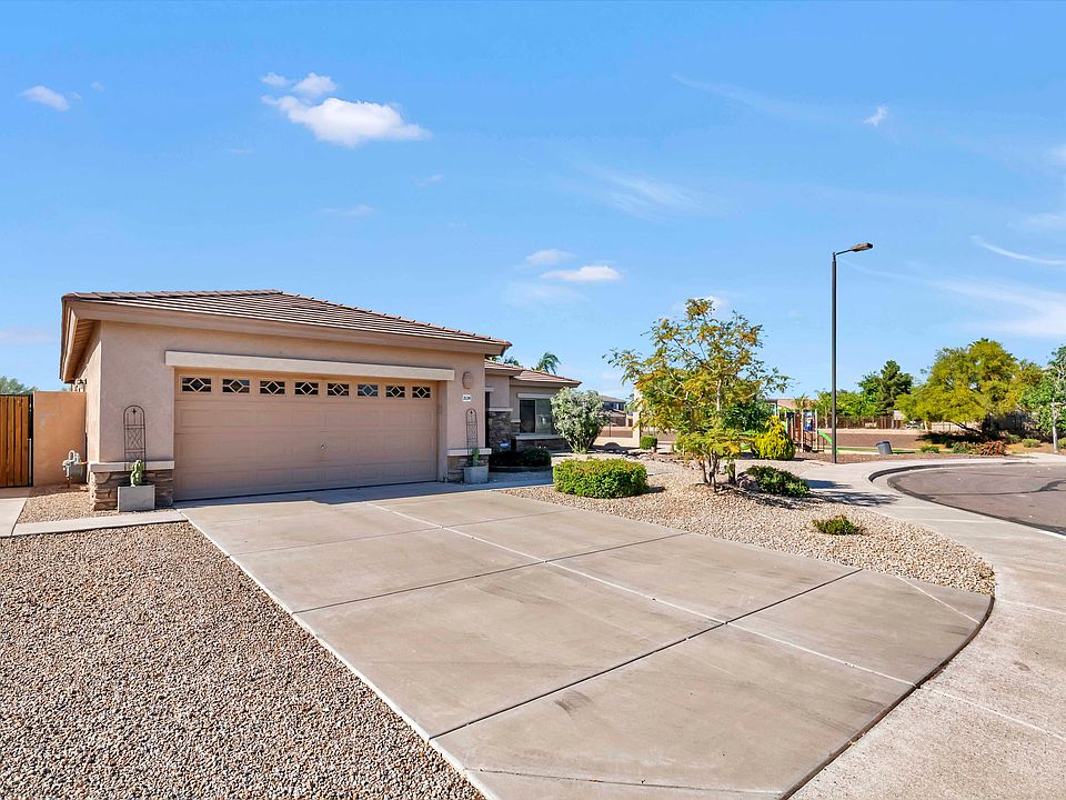 Cul-de-sac/corner lot, extra long driveway