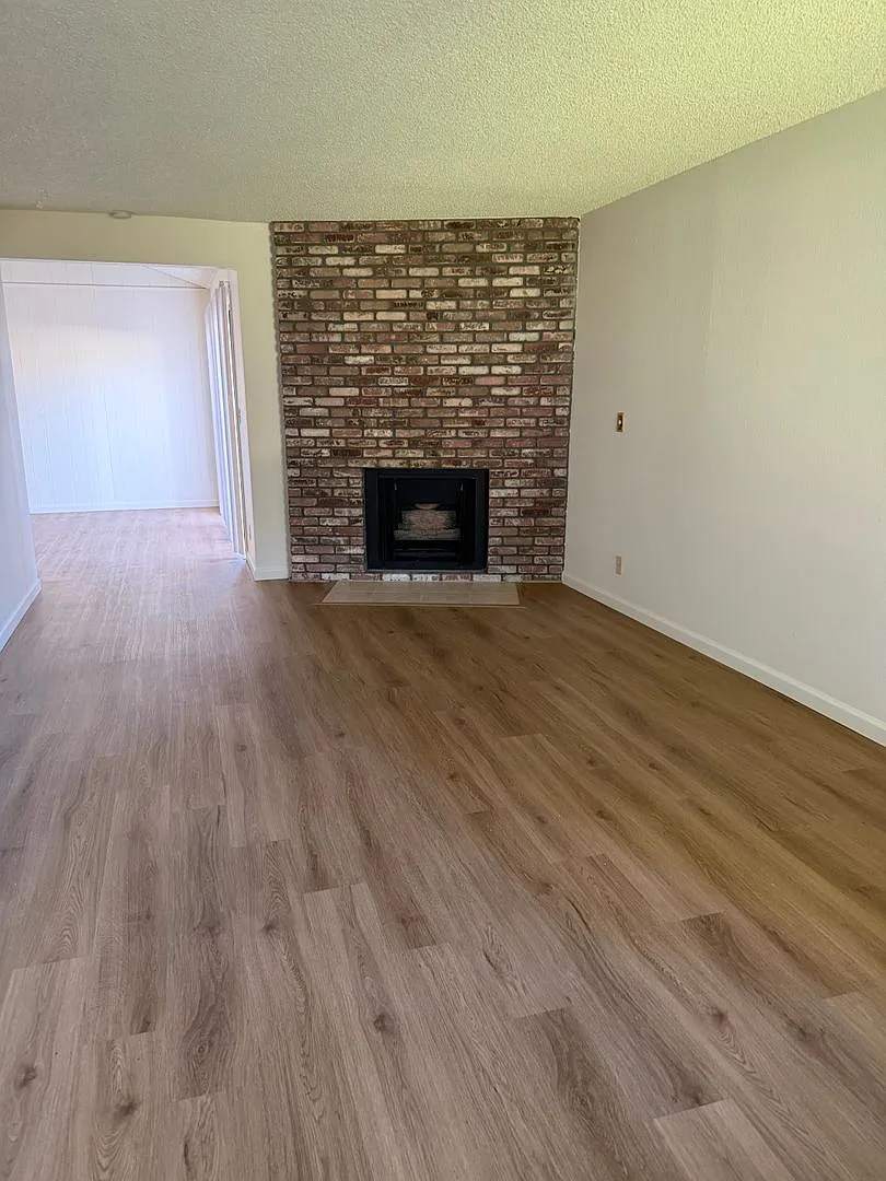 Cute 2 Bedroom Duplex In East Roseville!! — Photo 2