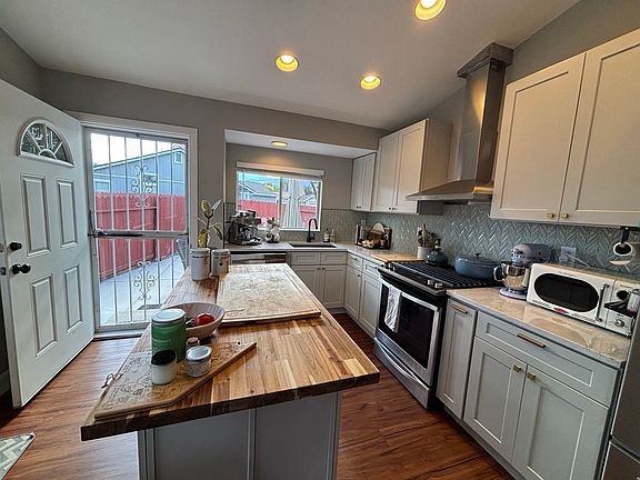 Kitchen with stationary island
