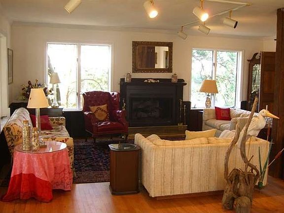 3rd image of 105 Parker Dr