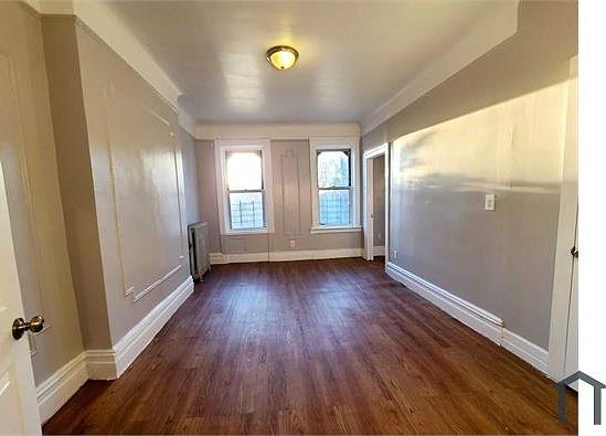 3rd image of 907 Avenue Street John #2