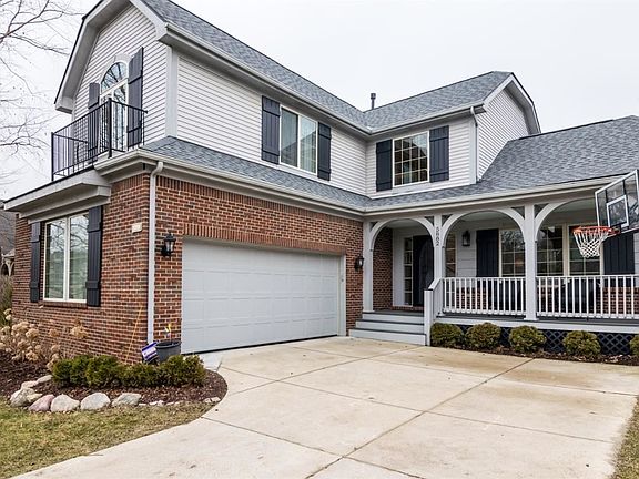 2nd image of 5882 Versailles Ave