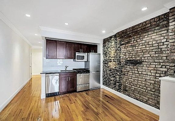 3rd image of 7 Cornelia St APT 3F