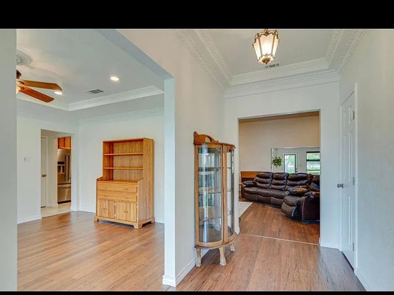 3725 Oakbriar Ln — Photo 2