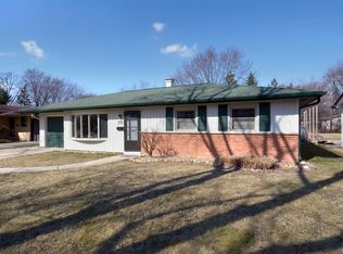 904 Woodland Dr, Wheeling, IL 60090