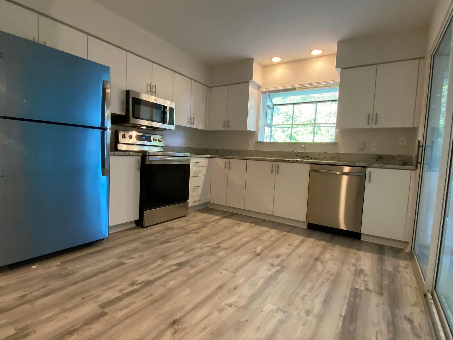 3 bed, 1362 sqft, $2,400 — Photo 4