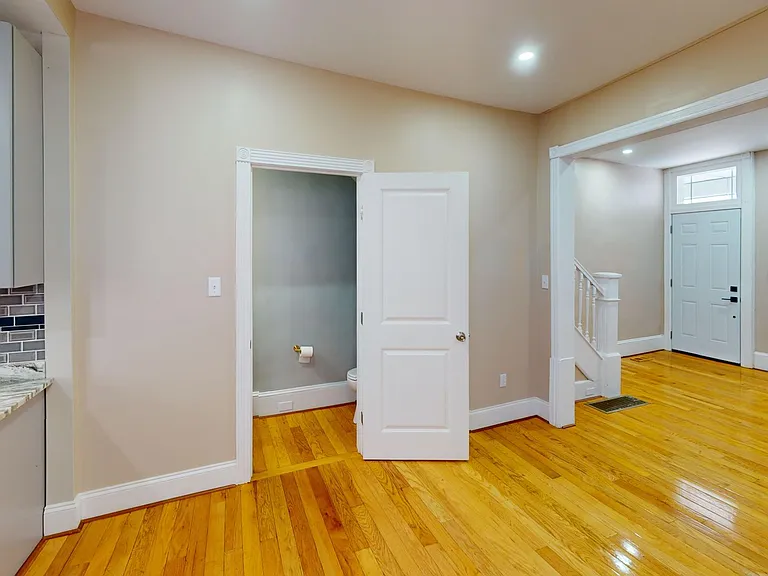 463 Earlham Ter — Photo 17