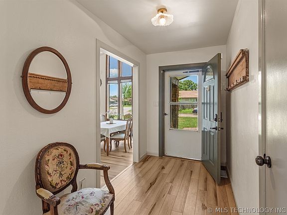 4th image of 1701 N Eucalyptus Ave