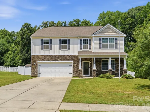 137 Rippling Water Dr, Mount Holly, NC 28120