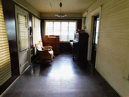 3rd image of 109 W Oak St