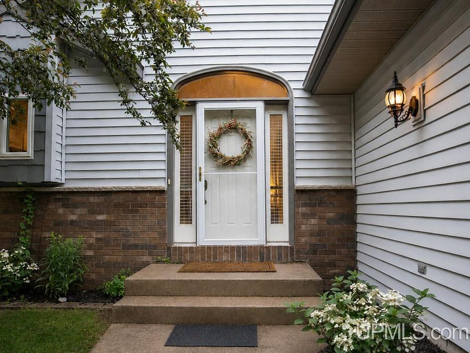 1st image of 223 Crestview Dr