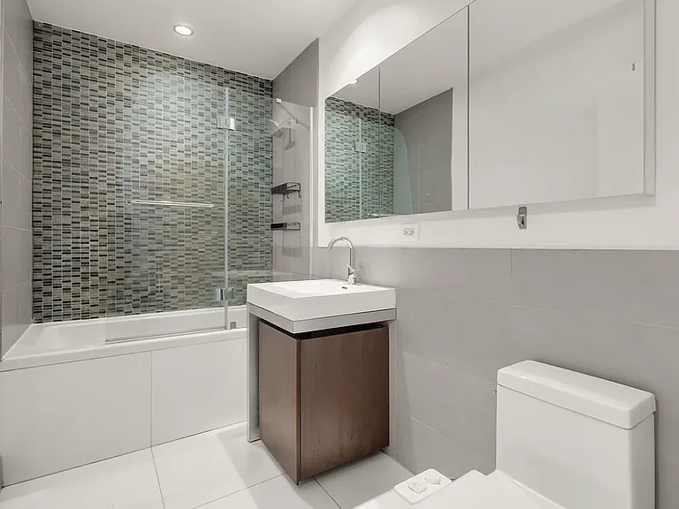 214 N 11th St #5H — Photo 6