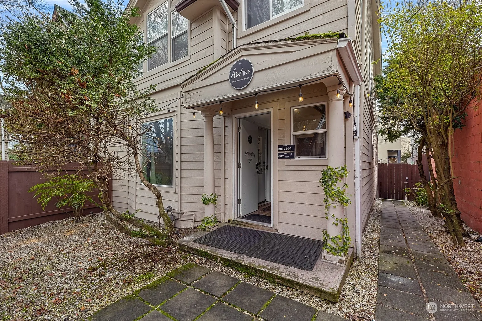 1221 E Jefferson Street photo 1