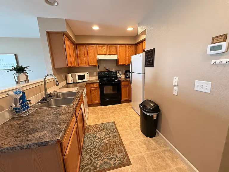 Lunar Ave — Photo 16
