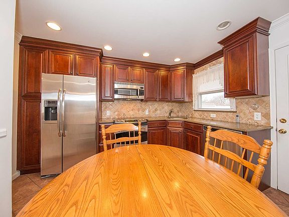 3rd image of 445 Division Ave