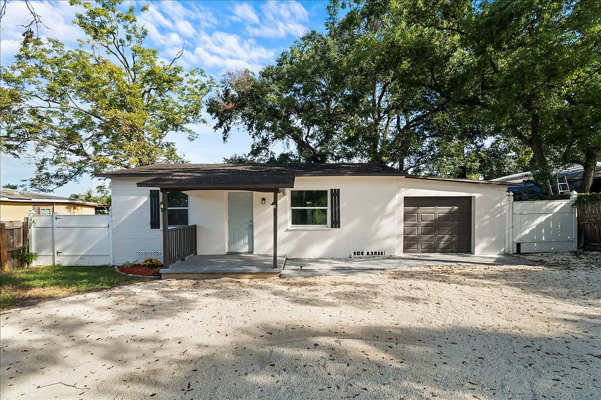 3 bed, 1387 sqft, $1,799 — Photo 1
