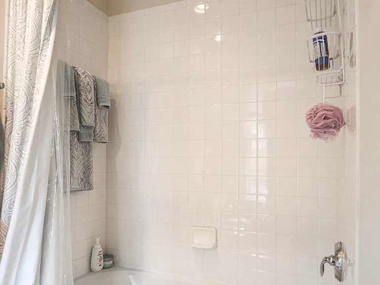 Second floor - Bedroom 2 en-suite bathroom
