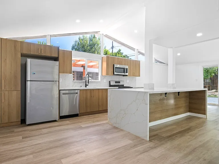 6445 Oakdale Ave — Photo 6