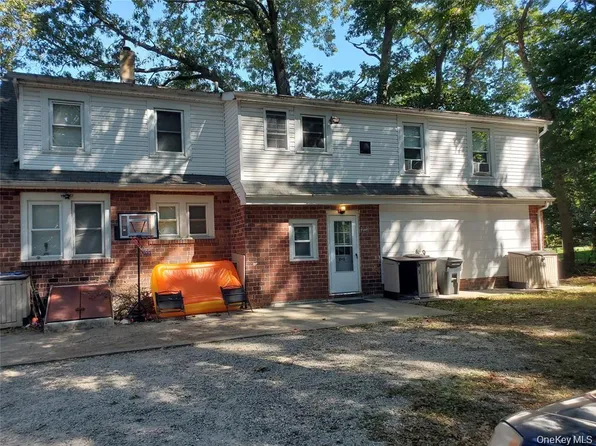 10 Sally Lane, Ridge, NY 11961