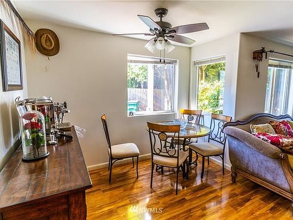 3rd image of 3836 W Lake Sammamish Pkwy NE APT 103