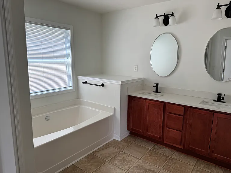 547 Bridgeton Cv — Photo 12