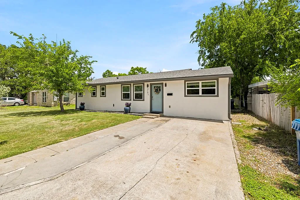 3 bed, 2.0 bath, 1400 sqft, $2,000 — Photo 1