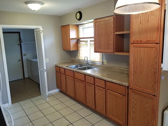4th image of 1116 E Arnold St