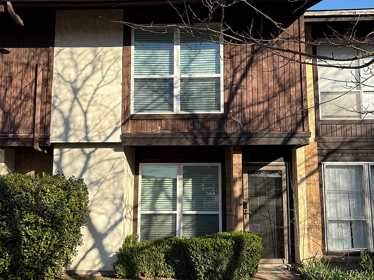 206 Rolling Hills Pl — Photo 1