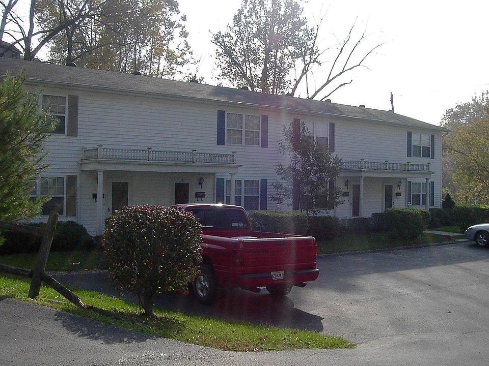 End unit private side and back lawn