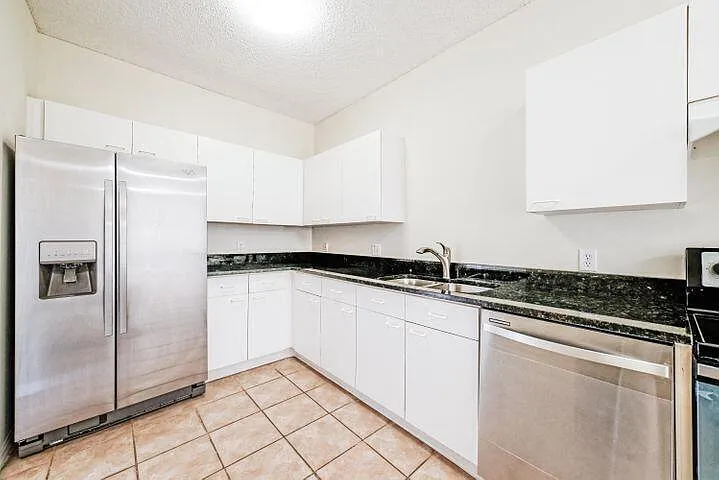 3 bed, 2.0 bath, 1950 sqft, $2,850 — Photo 2
