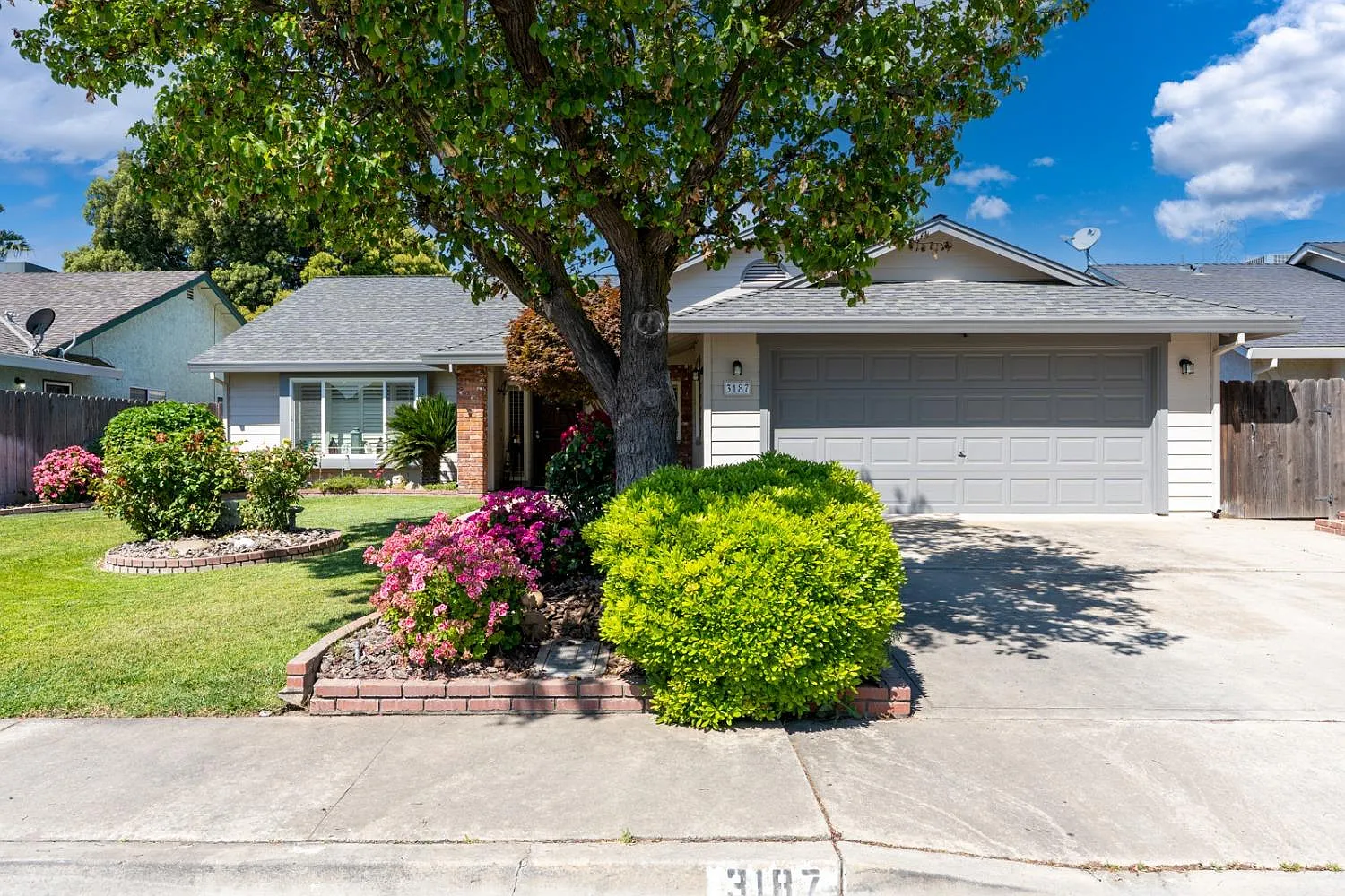 3187 Manzanita Dr photo 1