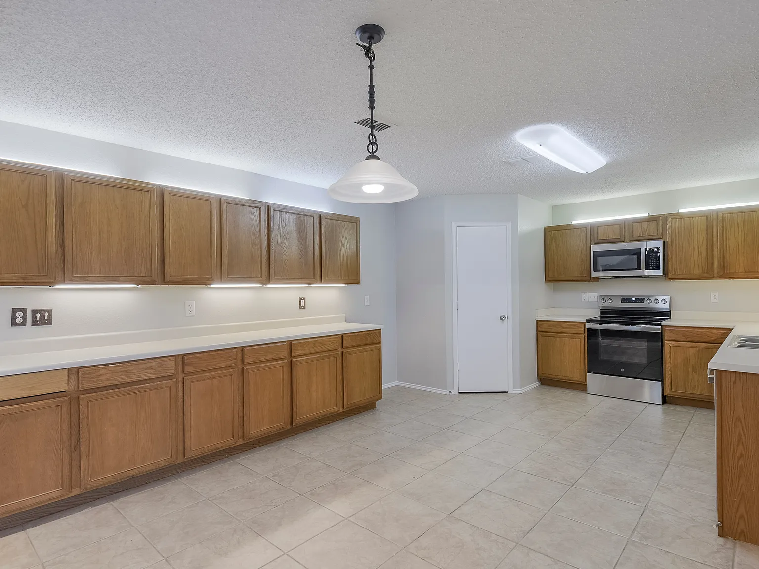 5 bed, 3420 sqft, $2,850 — Photo 4