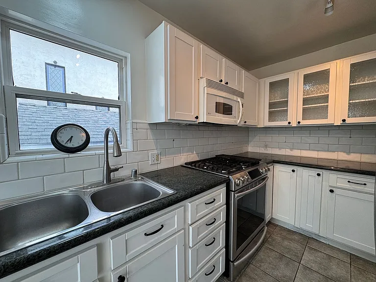 1527 Golden Ave — Photo 4