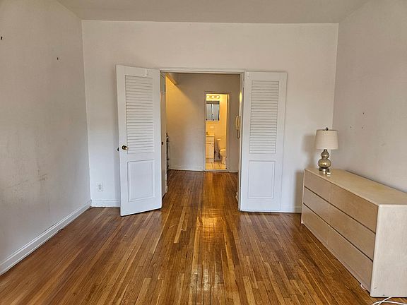 3rd image of 215 E 89th St APT 4D