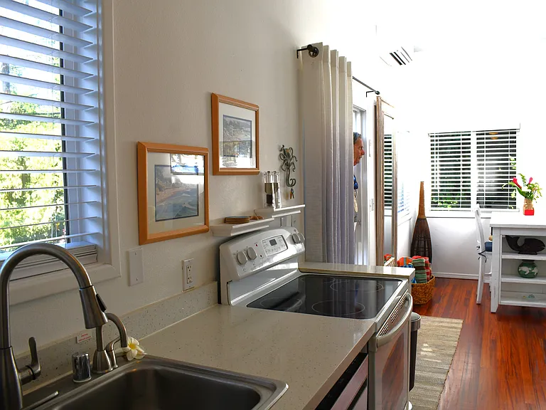 Full kitchen. (Includes a Weber grill in your yard area too). Several Haleiwa restaurants literally just minutes away!