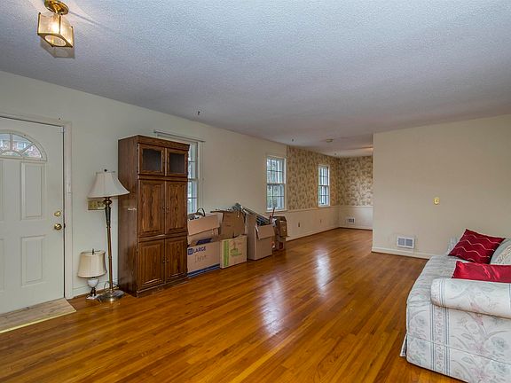 5th image of 250 Chartwell Rd