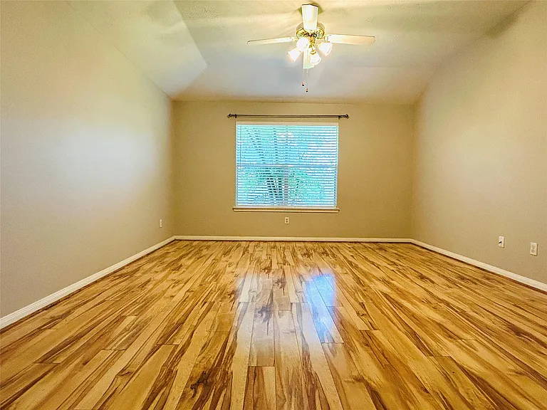 1404 Helmsley Dr — Photo 20