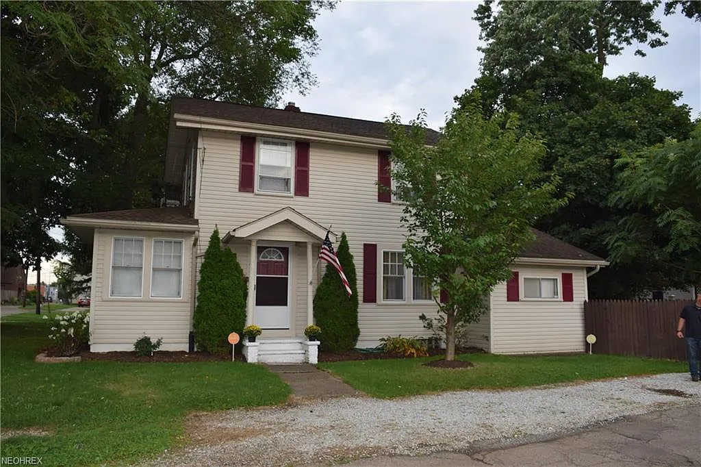 1432 Trinity Pl NW photo 1