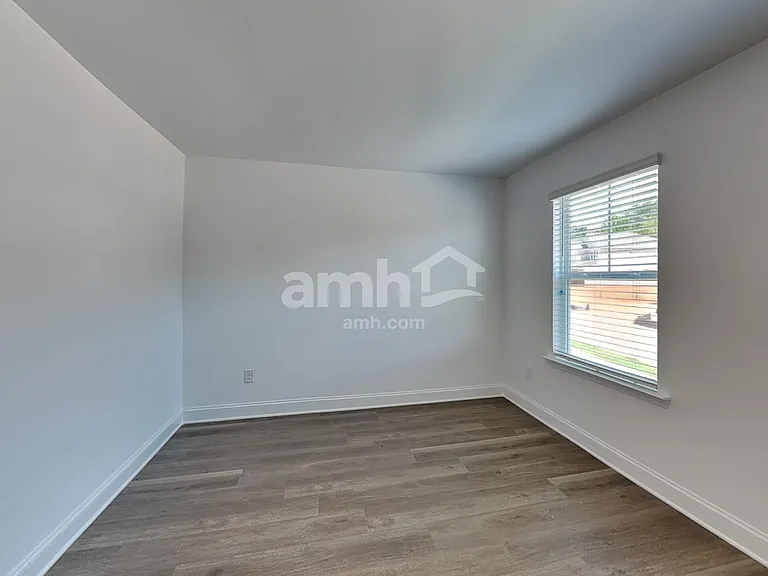 1124 Livengood Way — Photo 12