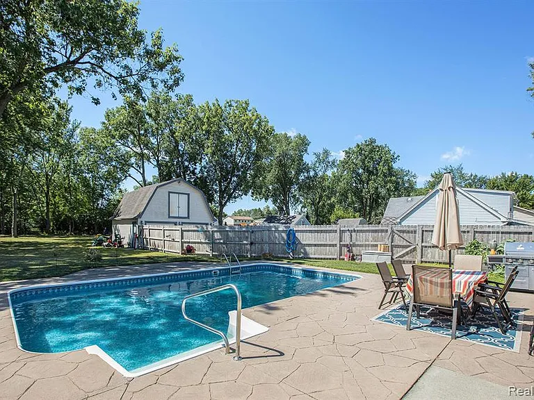 2752 Dashwood Dr — Photo 16