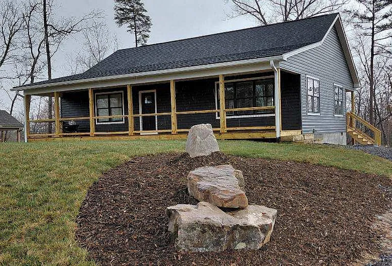 141 Maple Dr — Photo 1