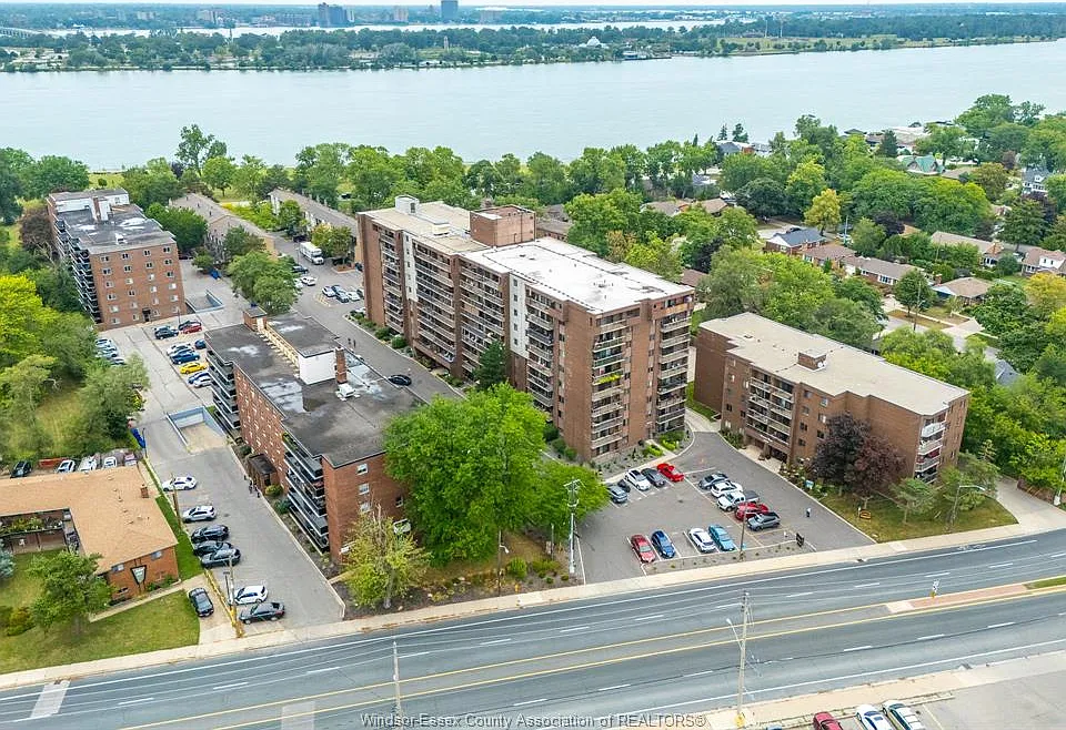 3936 Wyandotte St E #805