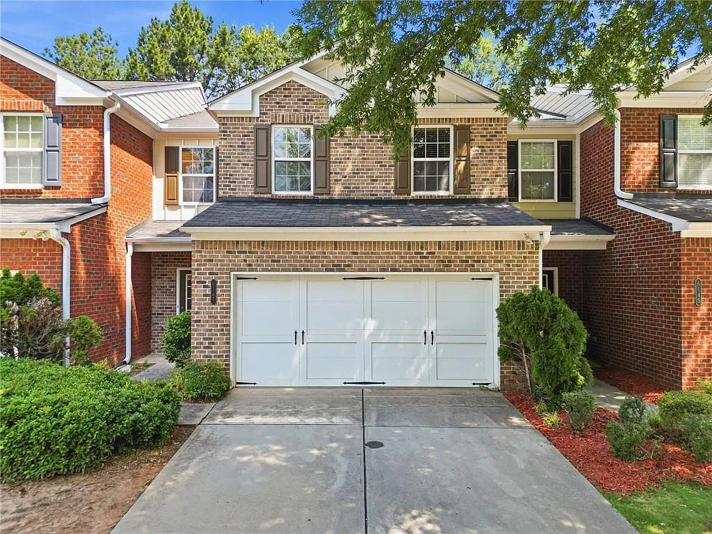 3 bed, 2.5 bath, 1952 sqft, $2,400 — Photo 2